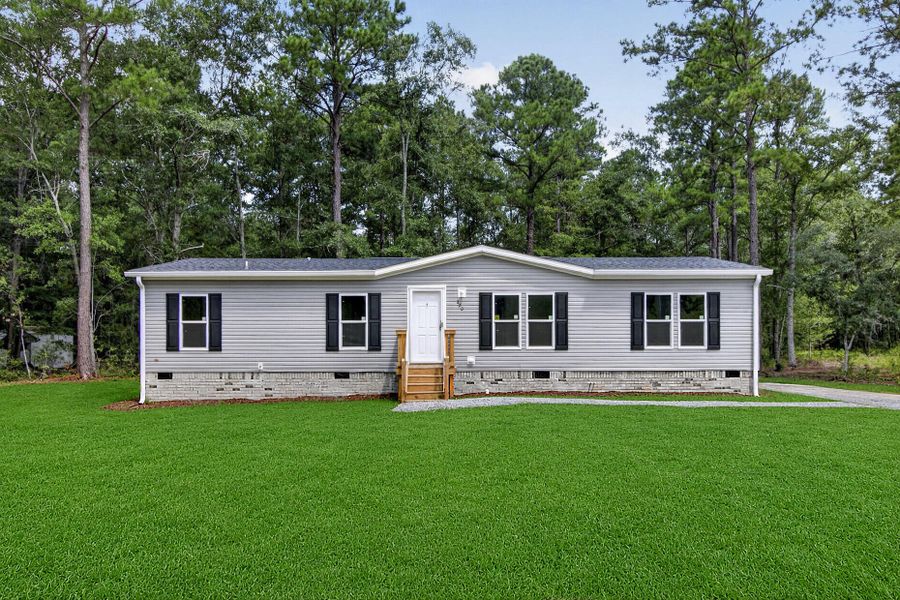 Exterior details and patio area of a home in , Walterboro (Image 21).