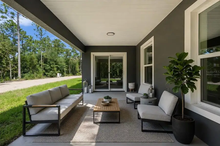Exterior details and patio area of a home in , Dunnellon (Image 3).