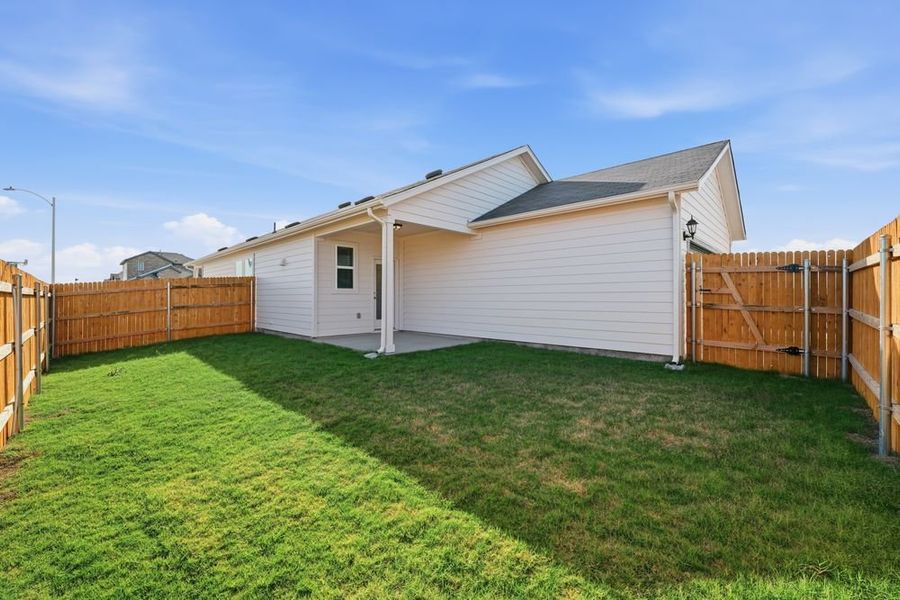 Exterior details and patio area of a home in Longview, Del Valle (Image 4).