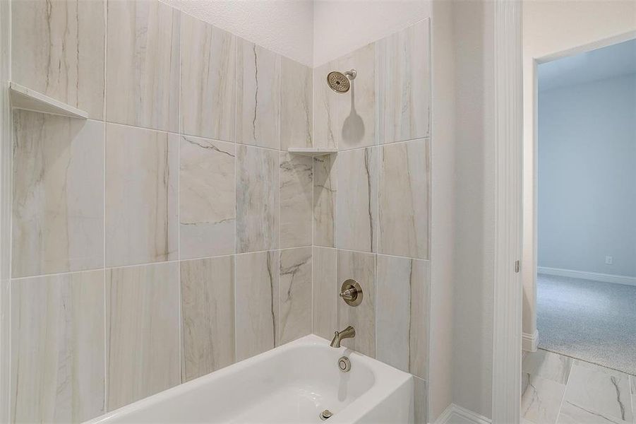 Bathroom featuring tiled shower / bath combo