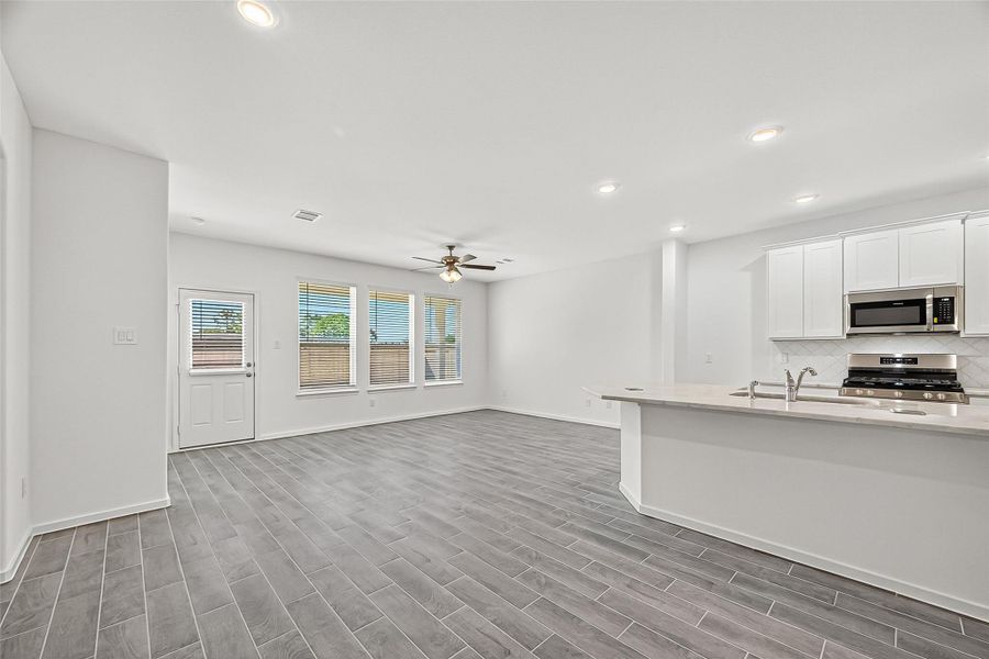 Spacious, unfurnished interior of a new home in Rollingbrook Estates, Baytown (Image 27).