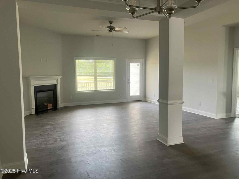 Spacious, unfurnished interior of a new home in Fairfield Harbour, New Bern (Image 12).