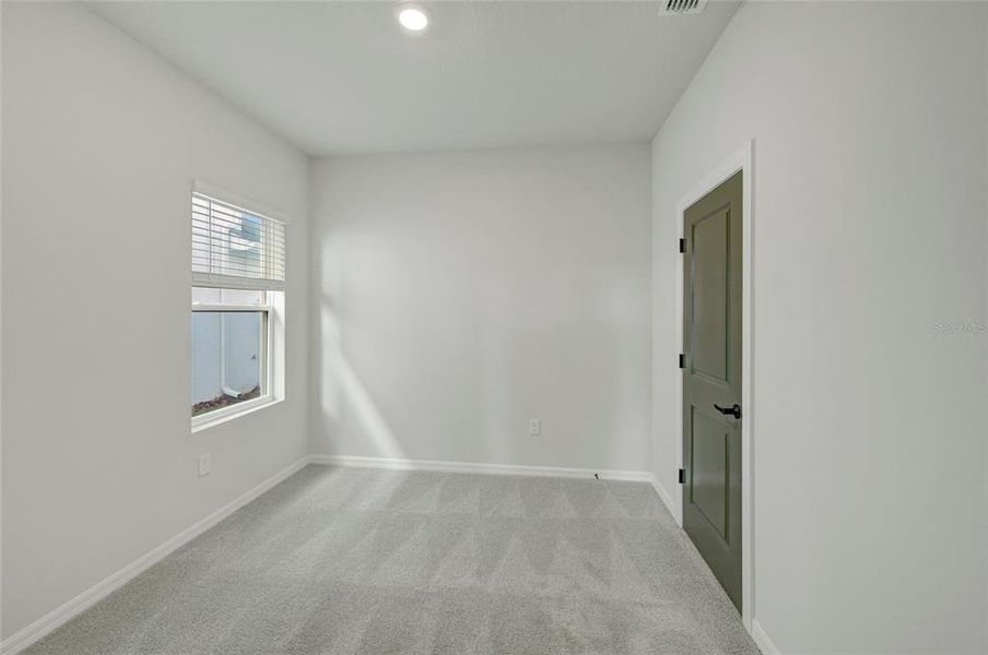 Spacious, unfurnished interior of a new home in Eastlyn, Bradenton (Image 15).