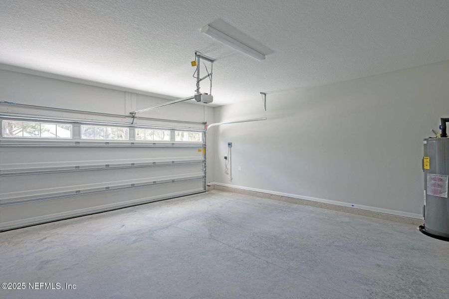 Spacious, unfurnished interior of a new home in , Jacksonville (Image 20).