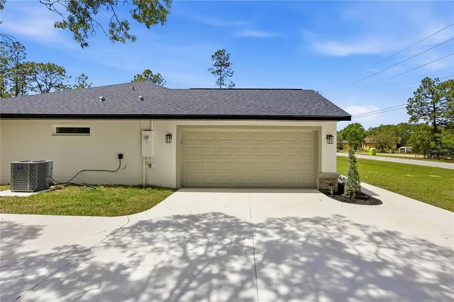 Exterior details and patio area of a home in , Ocala (Image 4).