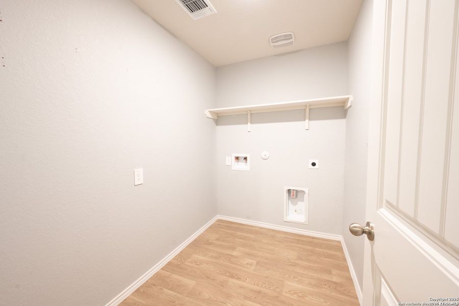 Spacious, unfurnished interior of a new home in , Seguin (Image 12).