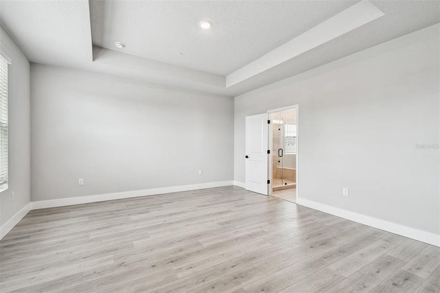 Spacious, unfurnished interior of a new home in , Sarasota (Image 21).