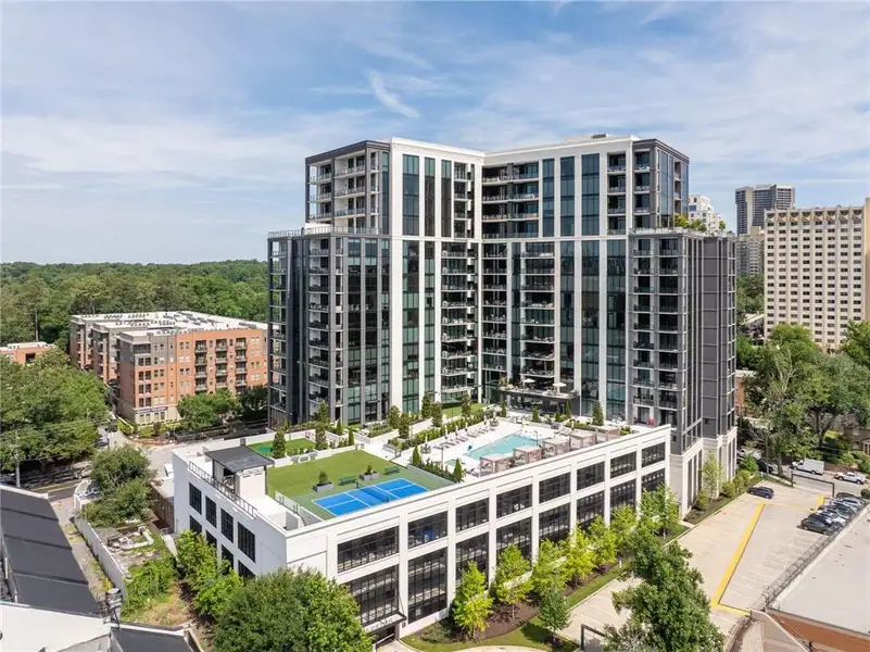 Condo located in Atlanta, GA showcasing its design and architecture (Image 3).