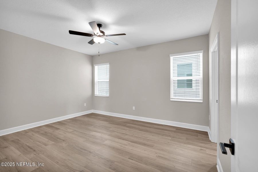 Spacious, unfurnished interior of a new home in Jennings Farm, Middleburg (Image 16).