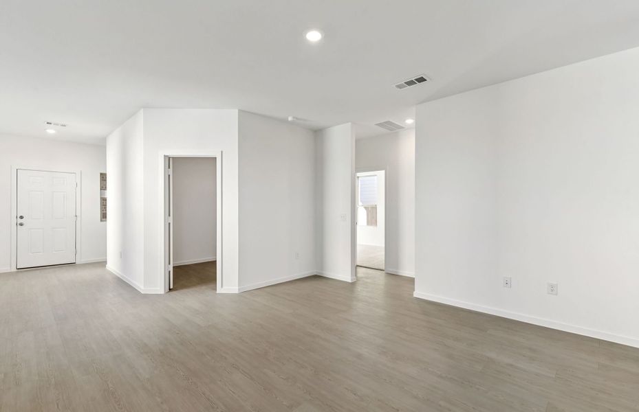 Spacious, unfurnished interior of a new home in Mavera, Conroe (Image 18).