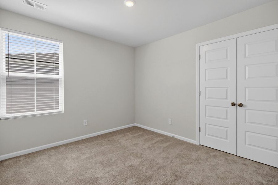 Spacious, unfurnished interior of a new home in Lindera Preserve at Cane Bay Plantation, Summerville (Image 25).