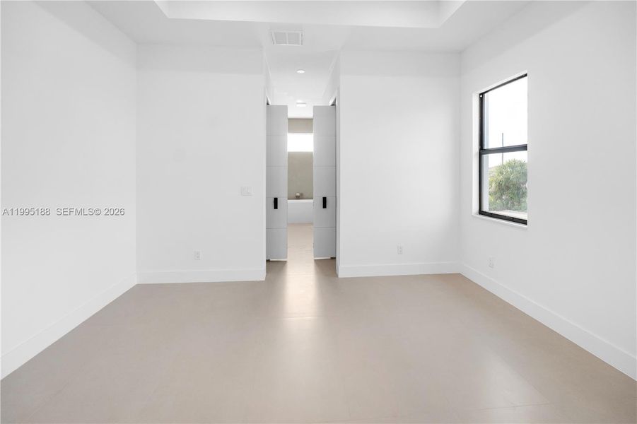 Spacious, unfurnished interior of a new home in , Cape Coral (Image 49).