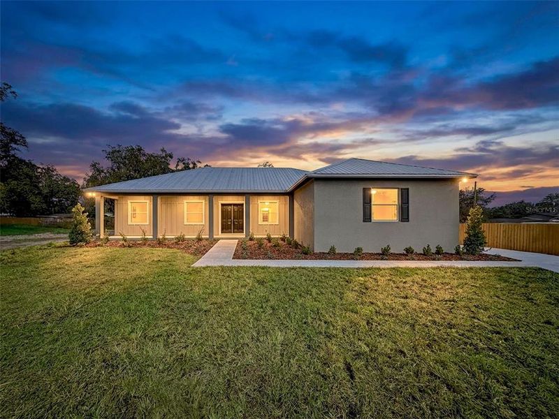 Exterior details and patio area of a home in , Lakeland (Image 4).