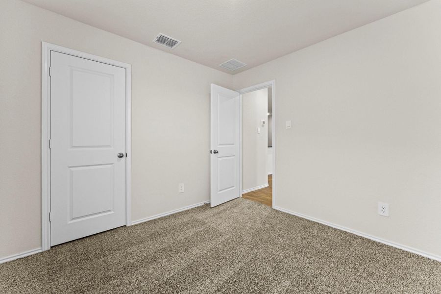 Spacious, unfurnished interior of a new home in Ladera, Luling (Image 10).