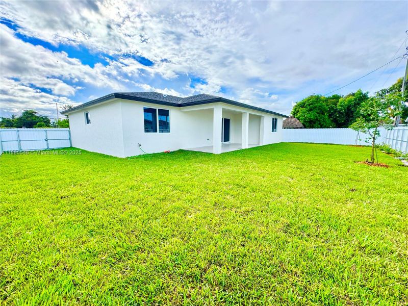Exterior details and patio area of a home in , Miami (Image 19).