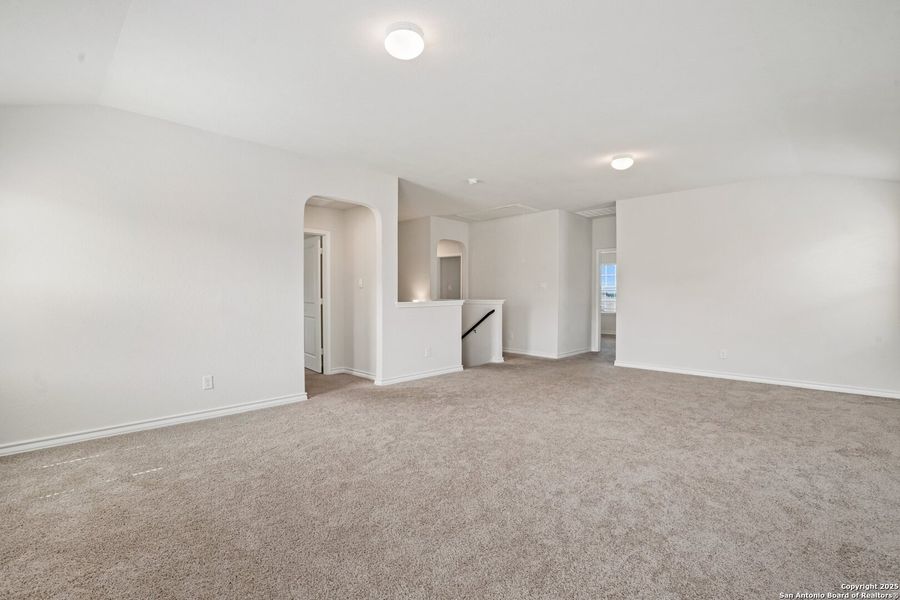 Spacious, unfurnished interior of a new home in Laurel Vistas, San Antonio (Image 35).