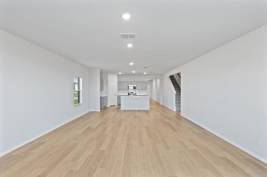 Spacious, unfurnished interior of a new home in Stonehaven, Seagoville (Image 32).