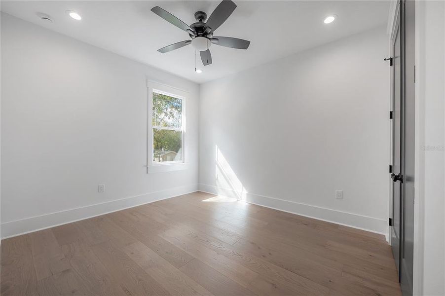 Spacious, unfurnished interior of a new home in , Tampa (Image 24).
