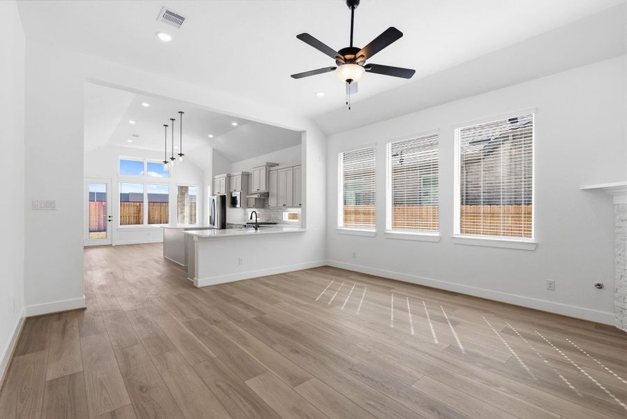 Spacious, unfurnished interior of a new home in Wood Leaf Reserve, Tomball (Image 16).