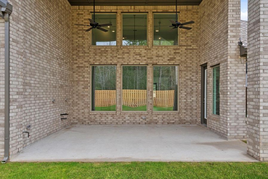 Exterior details and patio area of a home in Colton, Montgomery (Image 4).