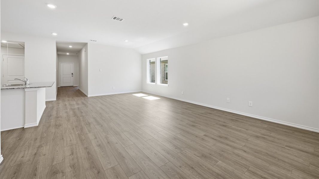 Spacious, unfurnished interior of a new home in Sweetwater Springs, Sherman (Image 5).