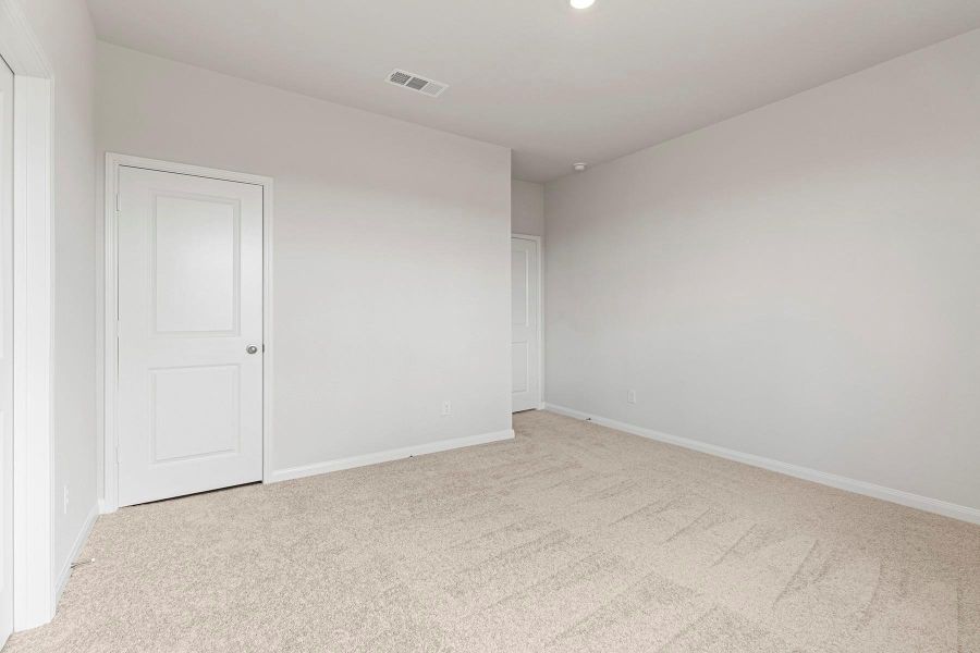 Spacious, unfurnished interior of a new home in , Iowa Colony (Image 8).