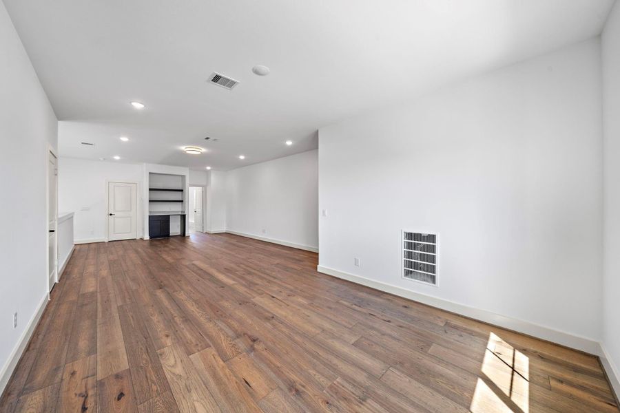 Spacious, unfurnished interior of a new home in Spring Valley Creek, Houston (Image 31).