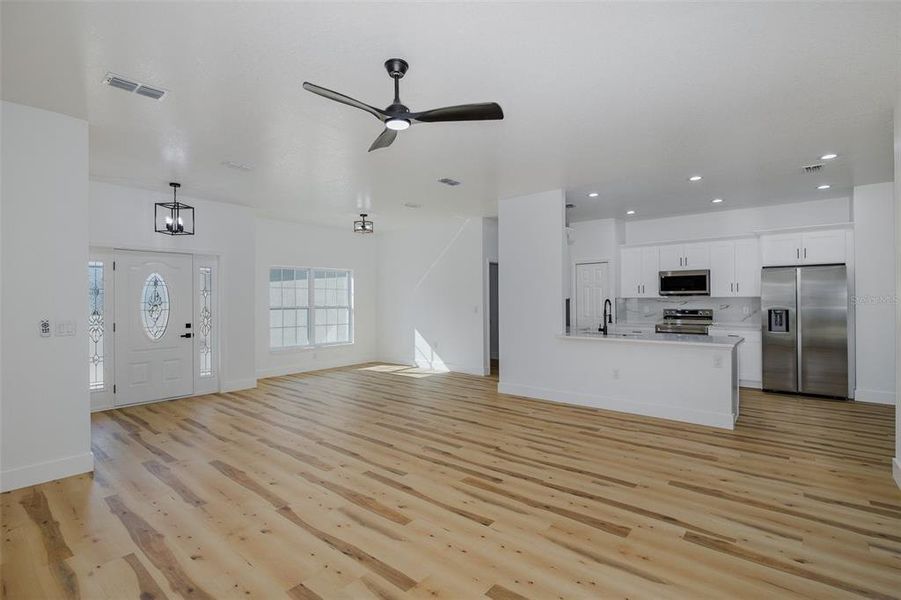 Spacious, unfurnished interior of a new home in , Weeki Wachee (Image 50).