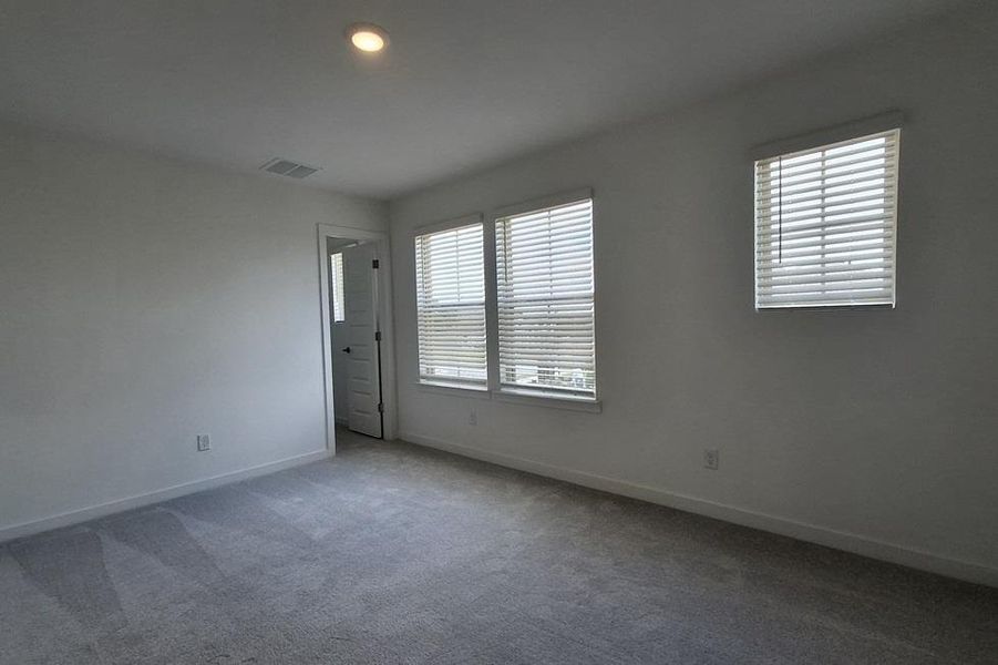 Spacious, unfurnished interior of a new home in Wolf Ranch, Georgetown (Image 27).