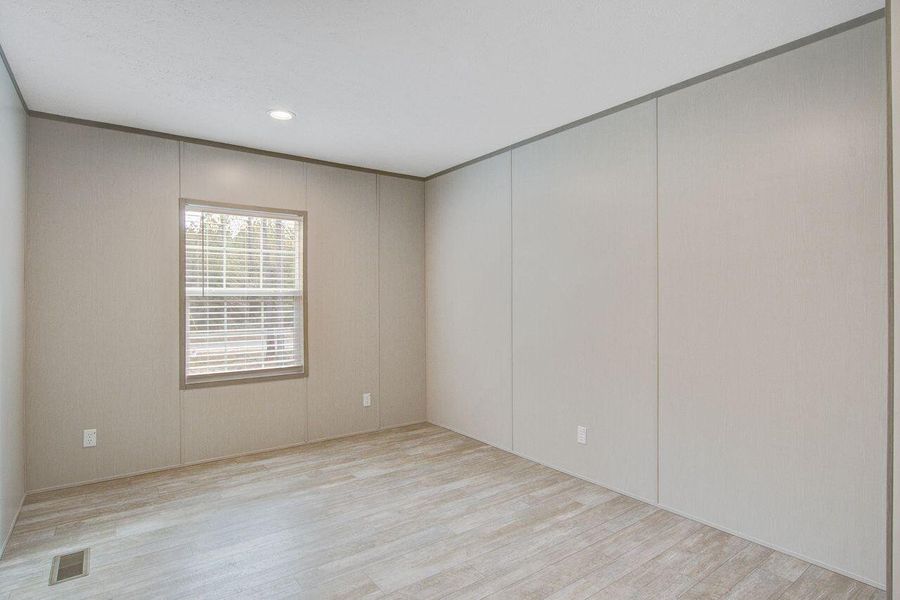 Spacious, unfurnished interior of a new home in , Walterboro (Image 12).