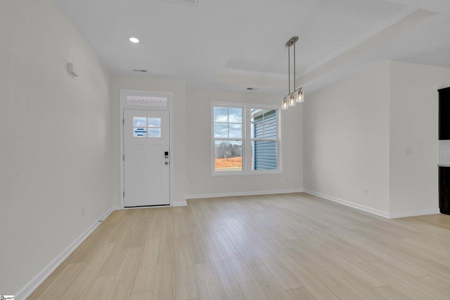 Spacious, unfurnished interior of a new home in Lynbrook, Boiling Springs (Image 11).