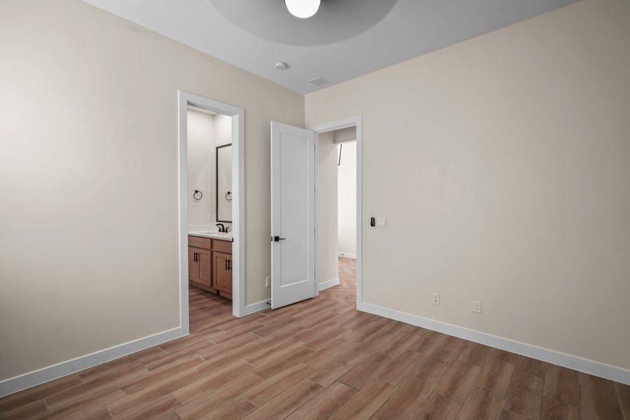 Spacious, unfurnished interior of a new home in Verdancia, El Paso (Image 24).