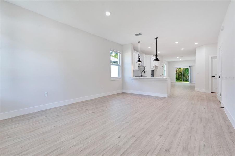 Spacious, unfurnished interior of a new home in , Apopka (Image 31).