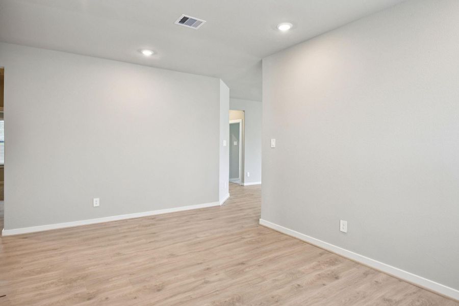 Spacious, unfurnished interior of a new home in Stewart's Ranch, Conroe (Image 21).