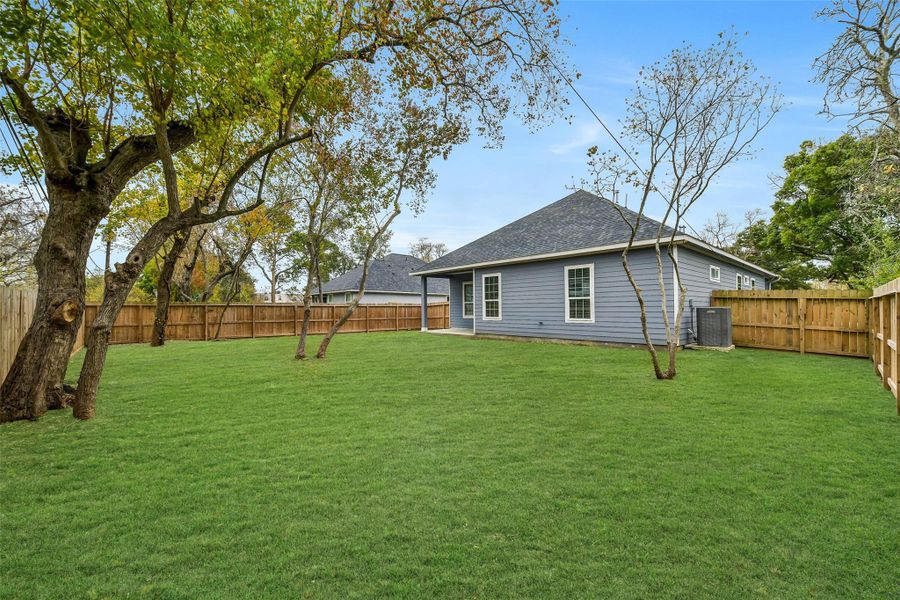 Exterior details and patio area of a home in , La Marque (Image 18).