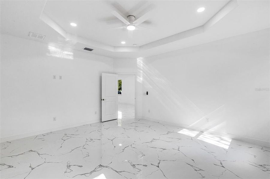Spacious, unfurnished interior of a new home in , Tampa (Image 38).