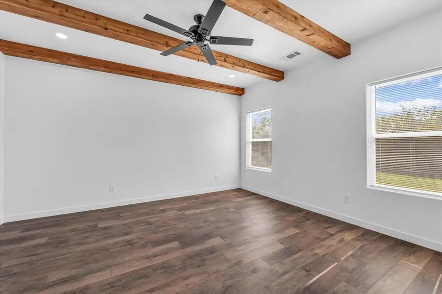 Spacious, unfurnished interior of a new home in , Hewitt (Image 14).