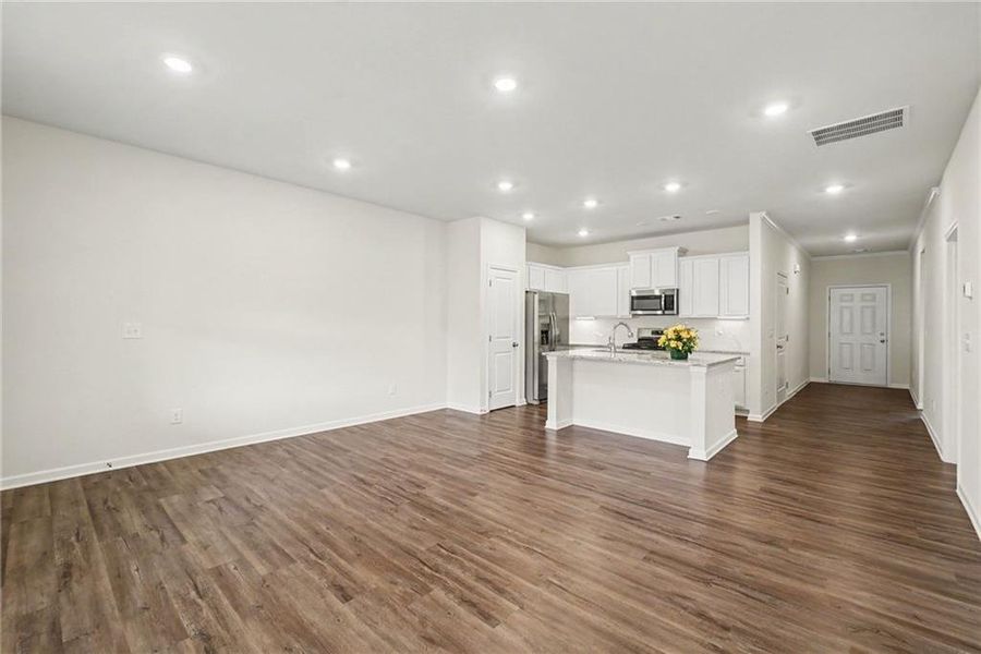 Spacious, unfurnished interior of a new home in Villages at Cedar Hill, Dallas (Image 31).