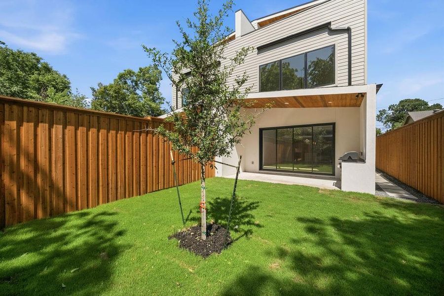 Exterior details and patio area of a home in , Dallas (Image 3).
