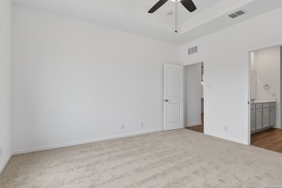 Spacious, unfurnished interior of a new home in Hennersby Hollow, San Antonio (Image 18).