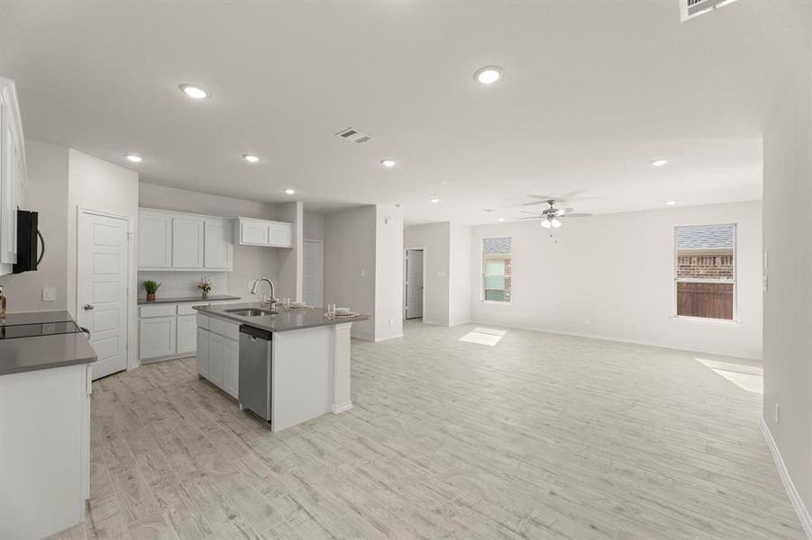 11. 3200 Yellow Pine - Dining (2)