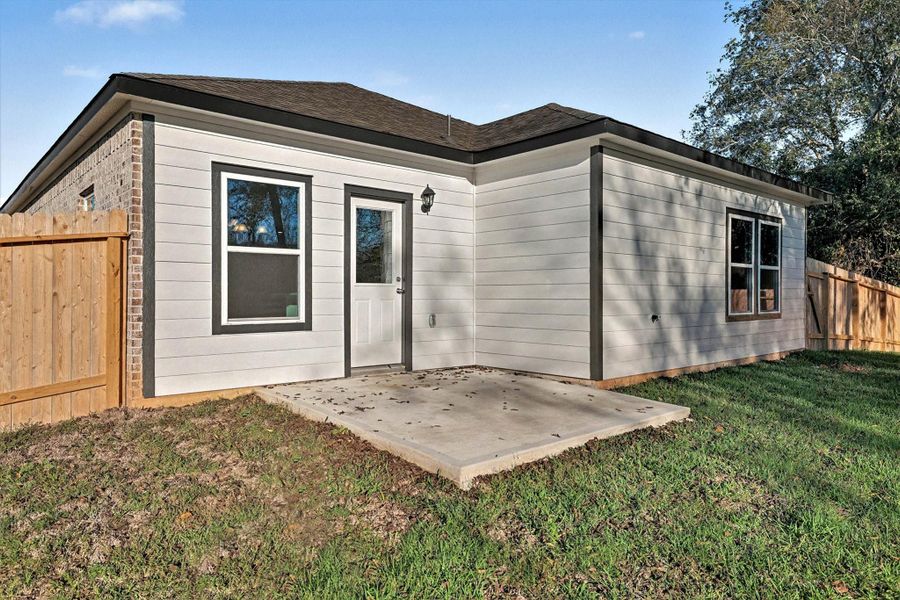 Exterior details and patio area of a home in Lake Conroe Hills, Willis (Image 3).