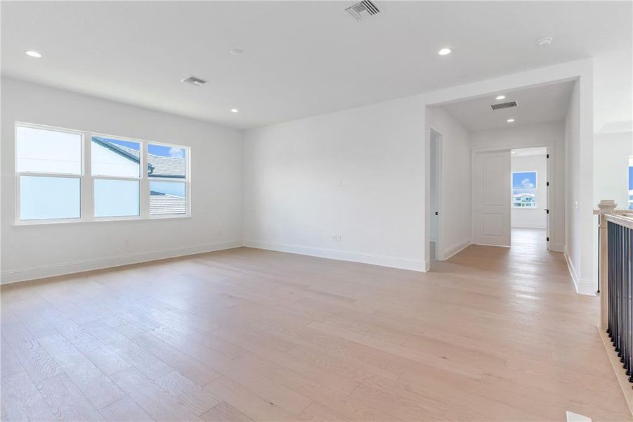 Spacious, unfurnished interior of a new home in , Orlando (Image 49).