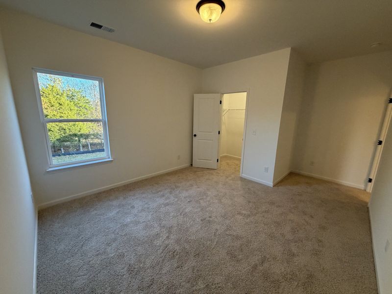 Spacious, unfurnished interior of a new home in Marlin Pointe, White House (Image 15).