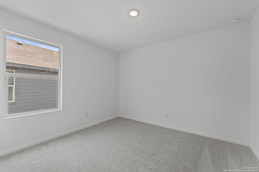 Spacious, unfurnished interior of a new home in Lodi Grove, Floresville (Image 11).