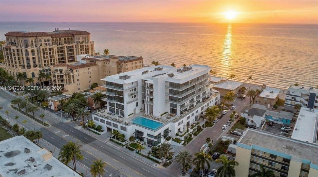 Condo located in Hollywood, FL showcasing its design and architecture (Image 3).