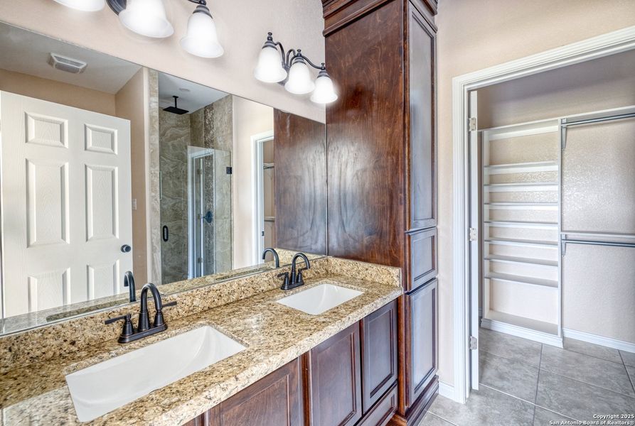 Spacious, unfurnished interior of a new home in , Uvalde (Image 12).