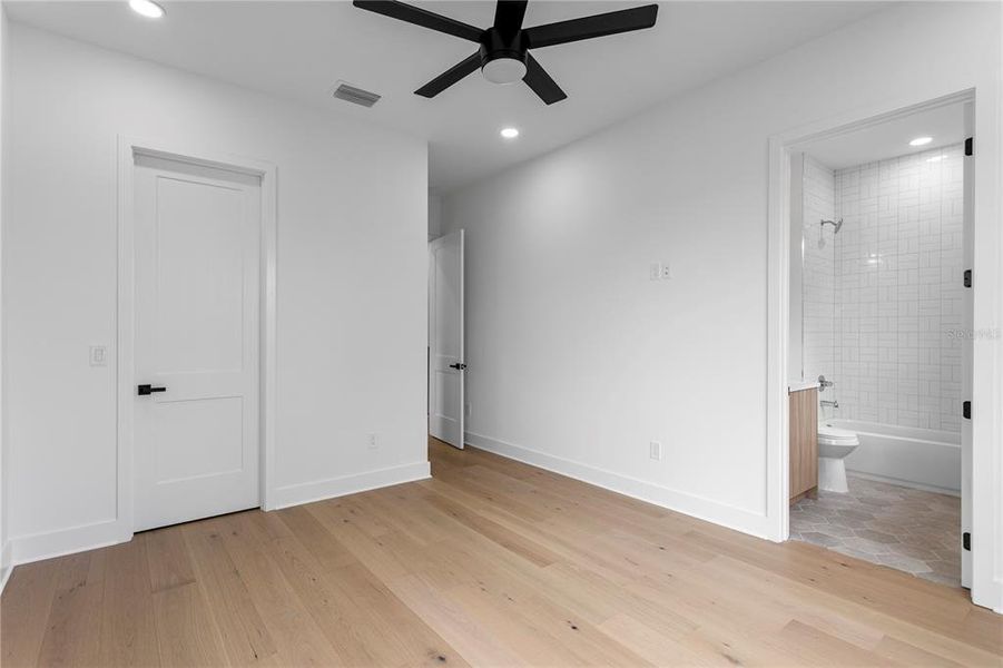 Spacious, unfurnished interior of a new home in , Tampa (Image 26).