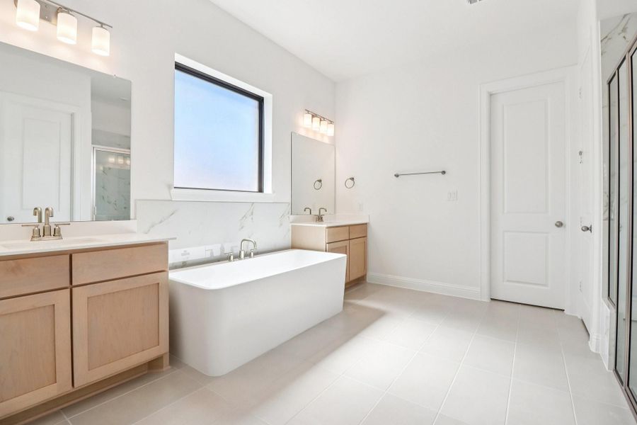 Furnished interior view inside a new home in Evergreen 60', Conroe (Image 8).