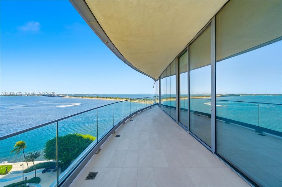 Condo located in Miami, FL showcasing its design and architecture (Image 18).